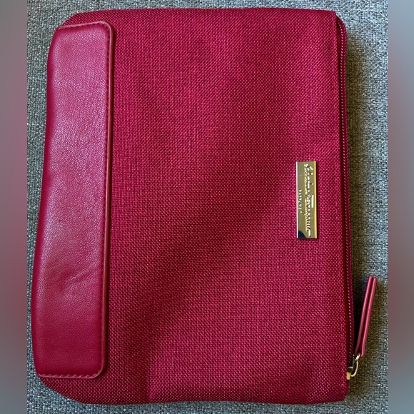 Salvatore Ferragamo: burgundy perfums/cosmetic bag - Picture 5 of 11